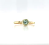 Ring geelgoud hamerslag met mintgroene toermalijn.