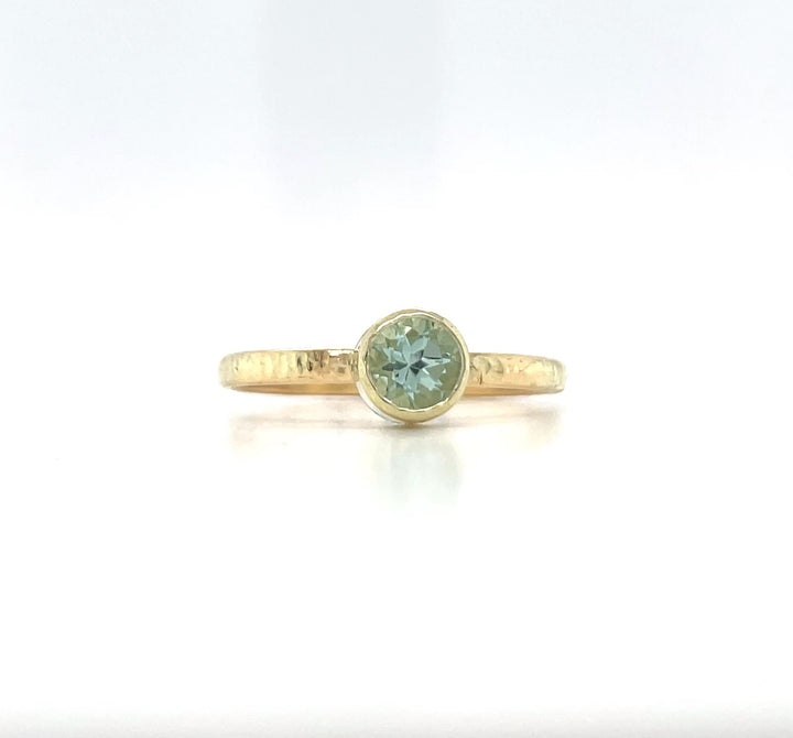 Ring geelgoud hamerslag met mintgroene toermalijn.