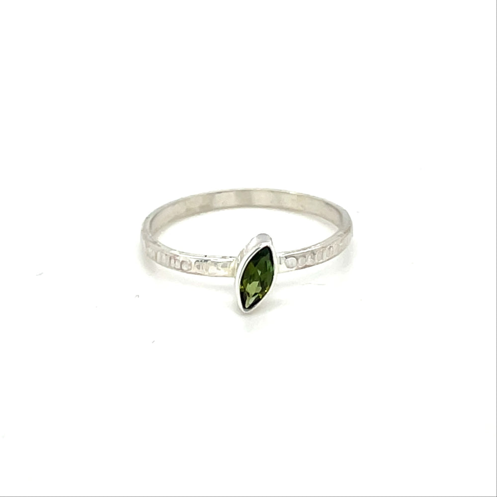 Ring zilver met hamerslag en groene toermalijn.