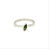 Ring zilver met hamerslag en groene toermalijn.