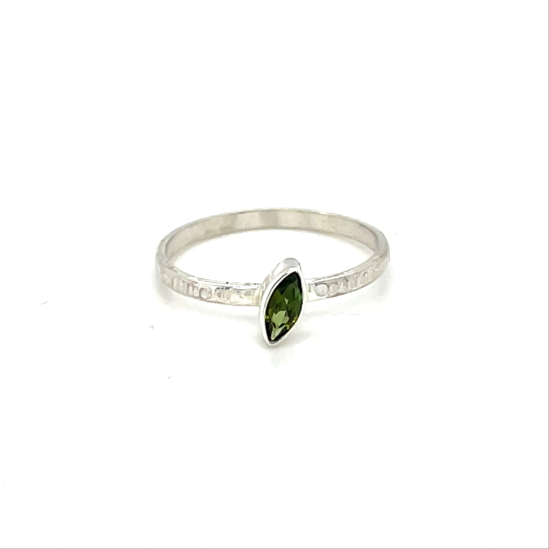 Ring zilver met hamerslag en groene toermalijn.