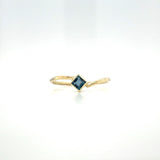 Geelgouden ring met hamerslag, speels ontwerp, handgemaakt door Lianne de Witte en heeft een vierkante londen blue topaas.