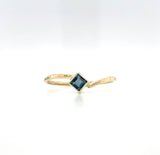 Afbeelding van een geelgouden ring, 14 karaat met petrol blauwe topaas.