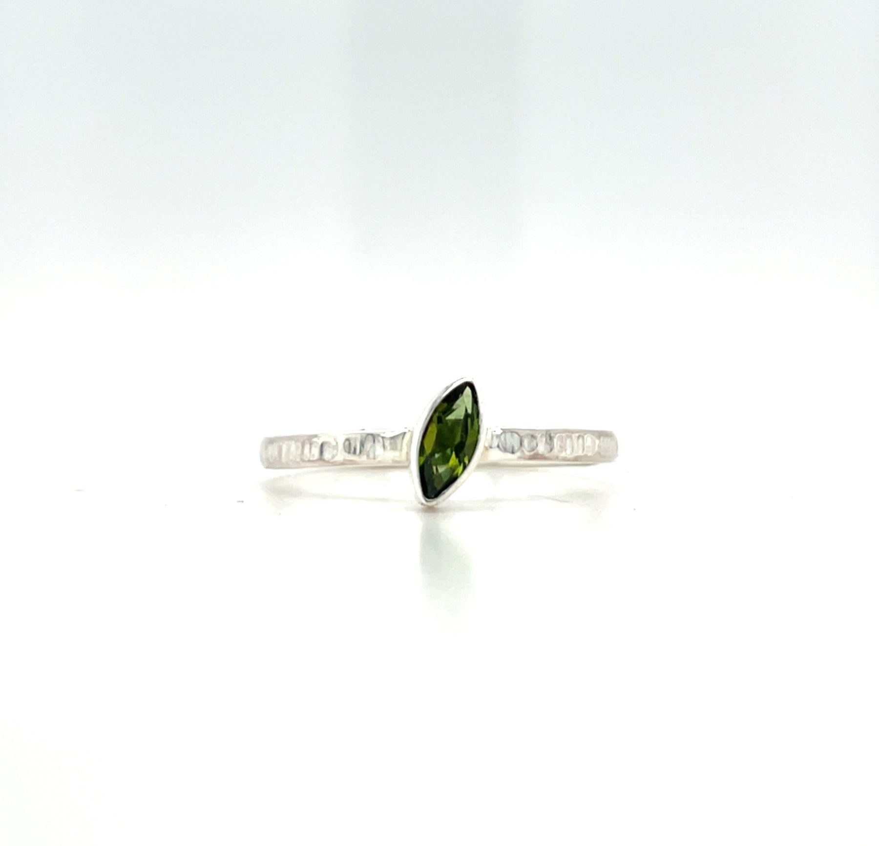 Handgemaakte ring in zilver met markies toermalijn, gemaakt door Lianne de Witte 