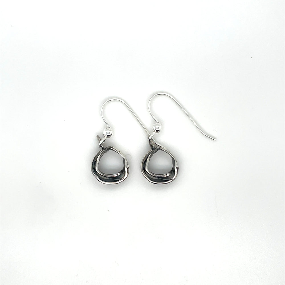 Handgemaakte oorhangers van  zwart zilver, ontworpen en gemaakt door Lianne de Witte in haar atelier in Goes.