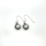 Handgemaakte oorhangers van  zwart zilver, ontworpen en gemaakt door Lianne de Witte in haar atelier in Goes.