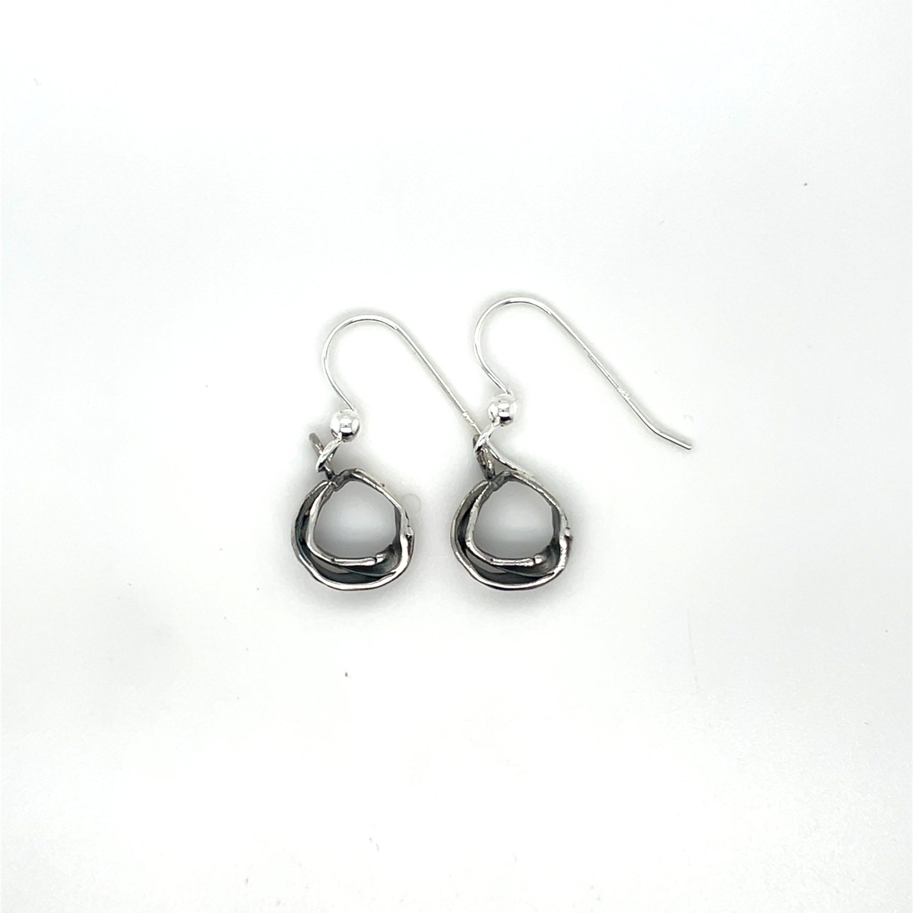 Handgemaakte oorhangers van  zwart zilver, ontworpen en gemaakt door Lianne de Witte in haar atelier in Goes.