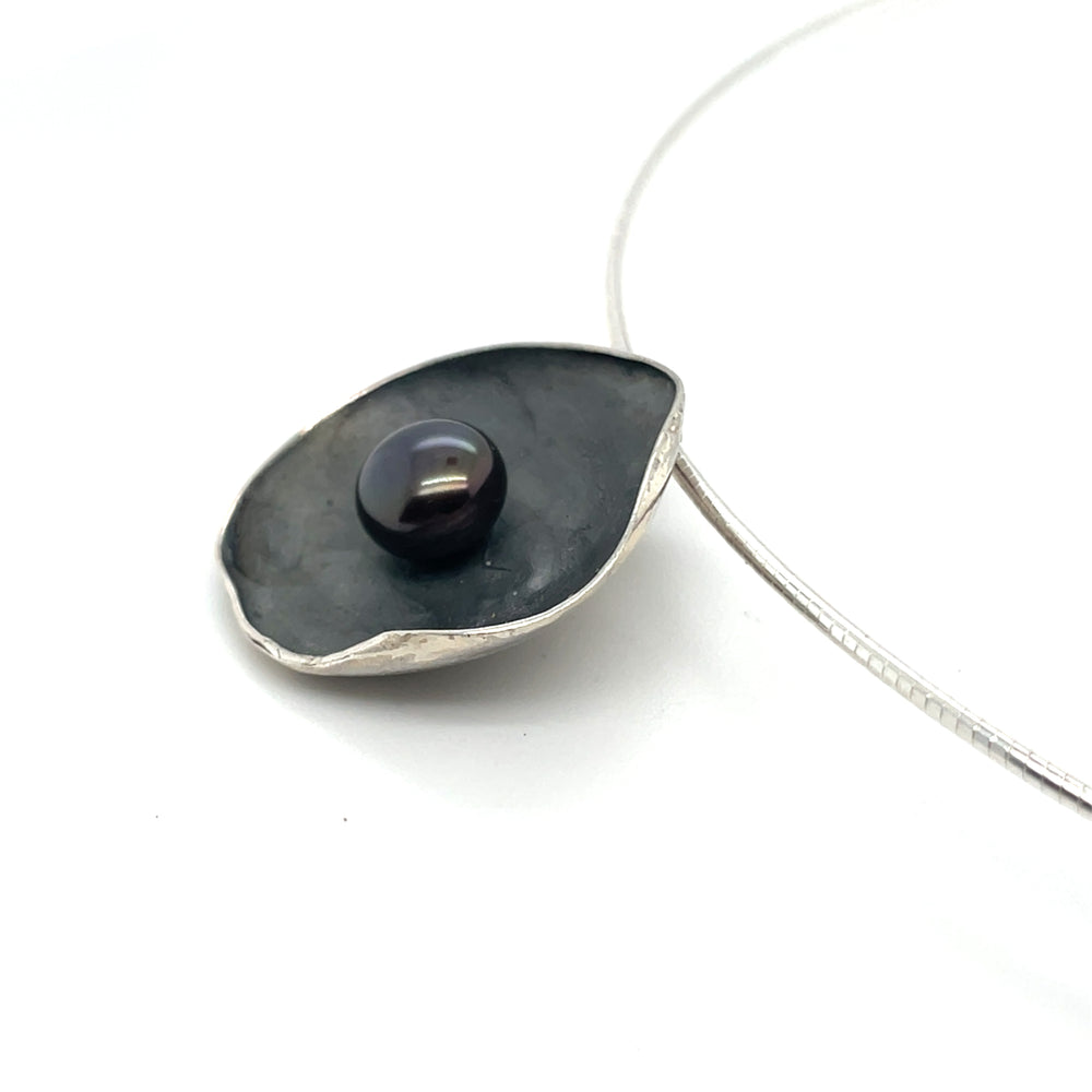 Zijaanzicht hanger zilver met zwarte parel.