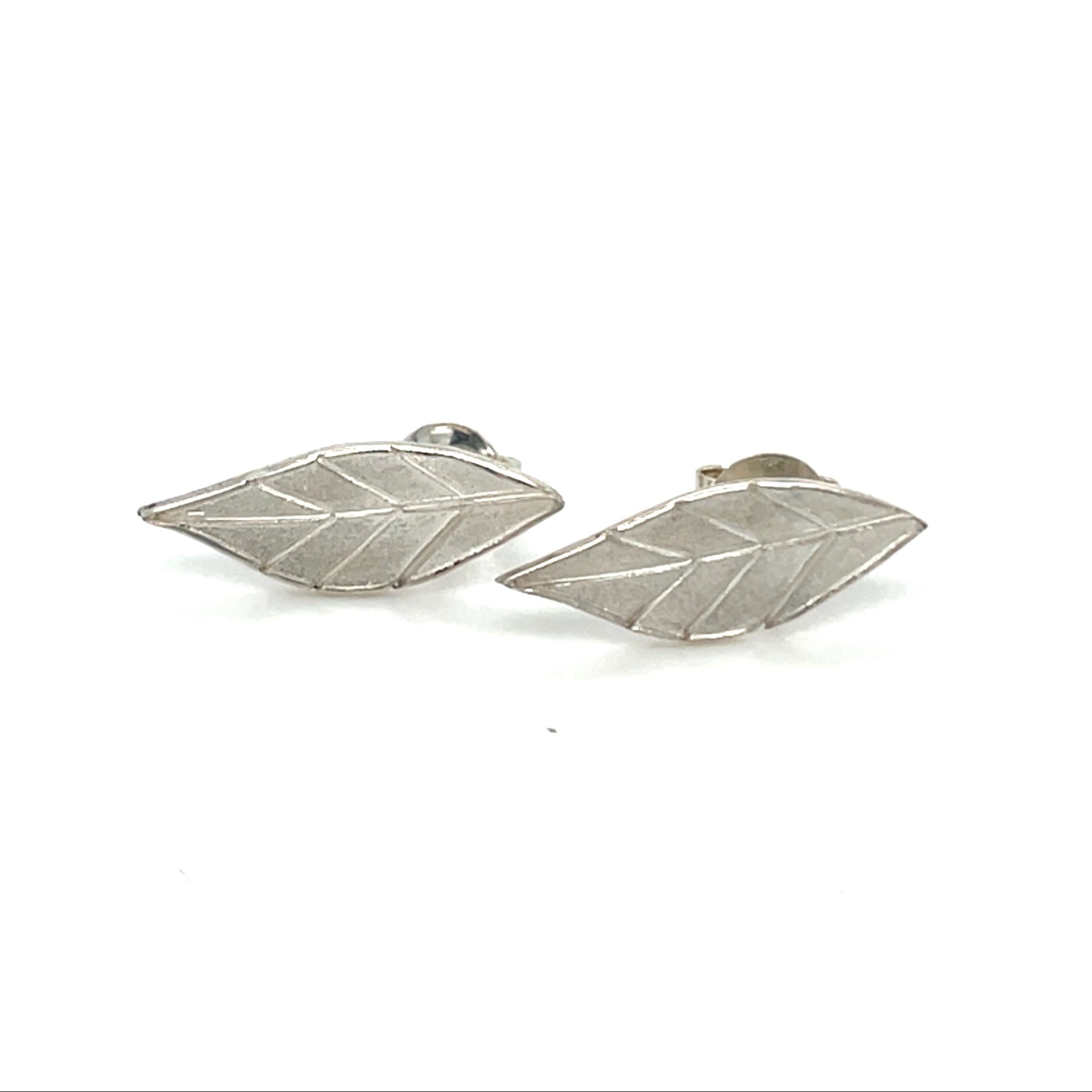 Handgemaakte oorstekers van zilver, ontworpen en gemaakt door Lianne de Witte in haar atelier in Goes, in de vorm van een blad.