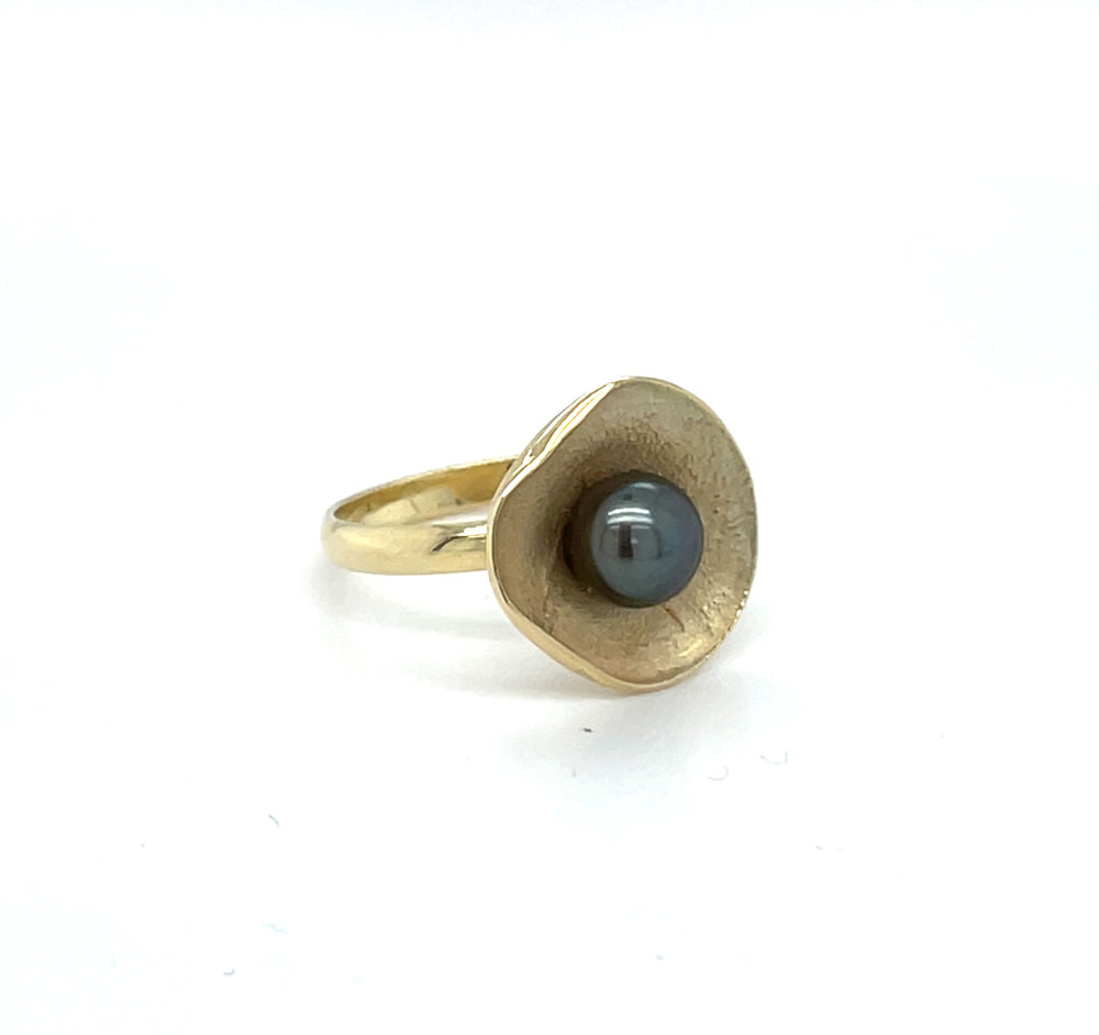 Handgemaakte ring van 14 karaat geelgoud met zoetwaterparel zwart, ontworpen en gemaakt door Lianne de Witte in haar atelier in Goes.