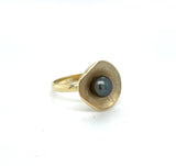 Handgemaakte ring van 14 karaat geelgoud met zoetwaterparel zwart, ontworpen en gemaakt door Lianne de Witte in haar atelier in Goes.