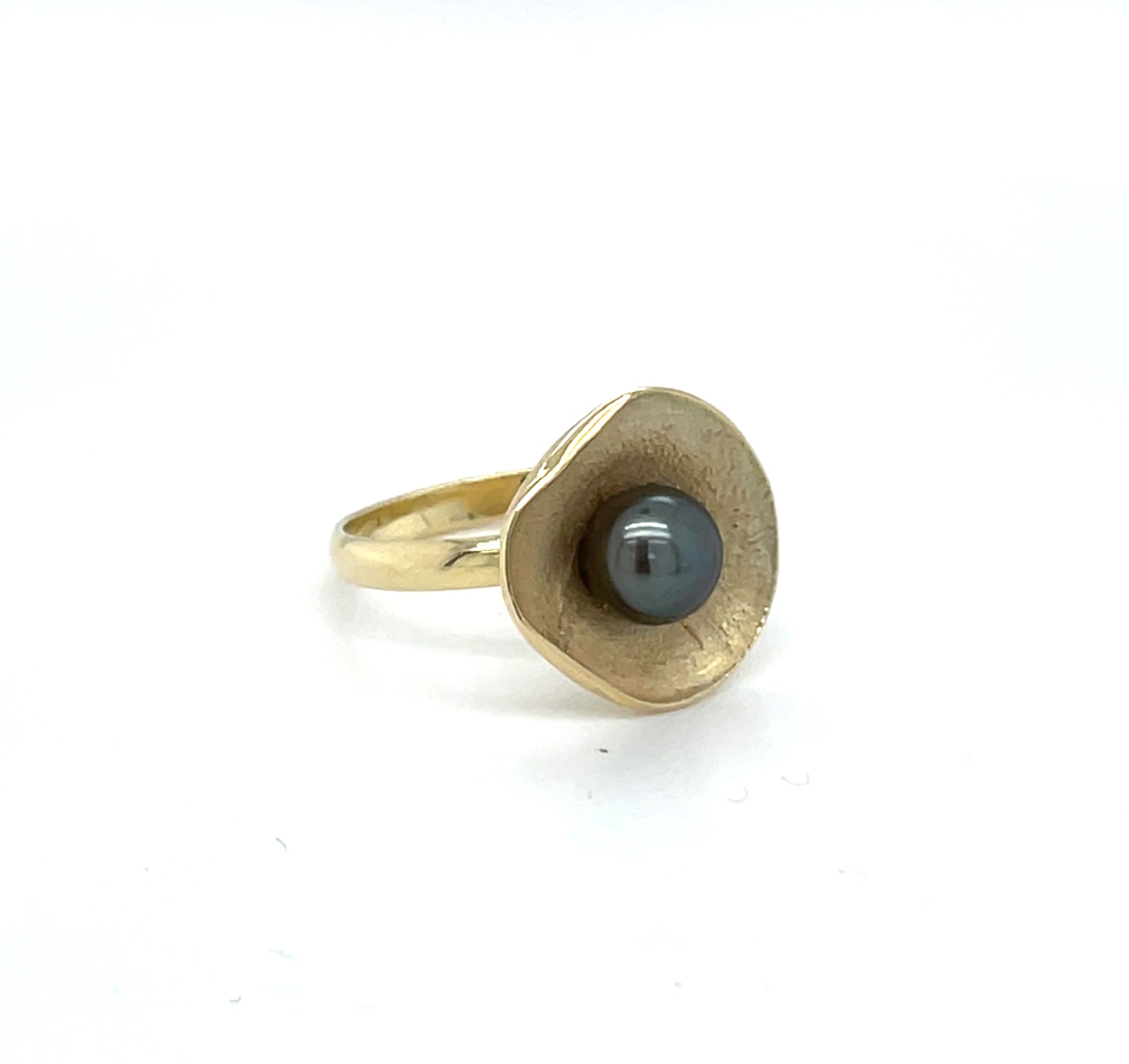 Handgemaakte ring van 14 karaat geelgoud met zoetwaterparel zwart, ontworpen en gemaakt door Lianne de Witte in haar atelier in Goes.