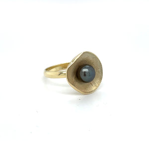 Handgemaakte ring van 14 karaat geelgoud met zoetwaterparel zwart, ontworpen en gemaakt door Lianne de Witte in haar atelier in Goes.
