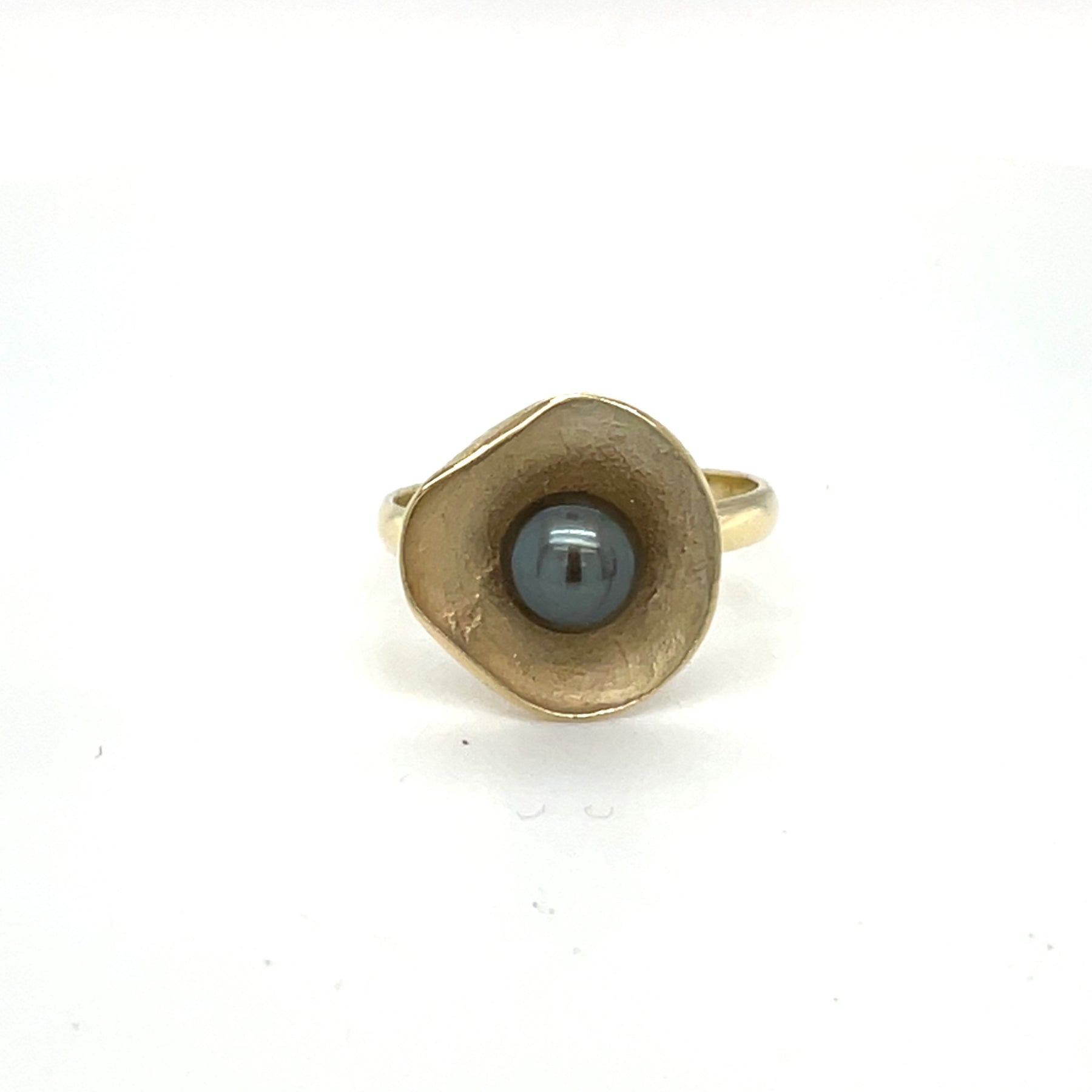 Vooraanzicht van handgemaakte ring van 14 karaat geelgoud met zoetwaterparel zwart, ontworpen en gemaakt door Lianne de Witte in haar atelier in Goes.