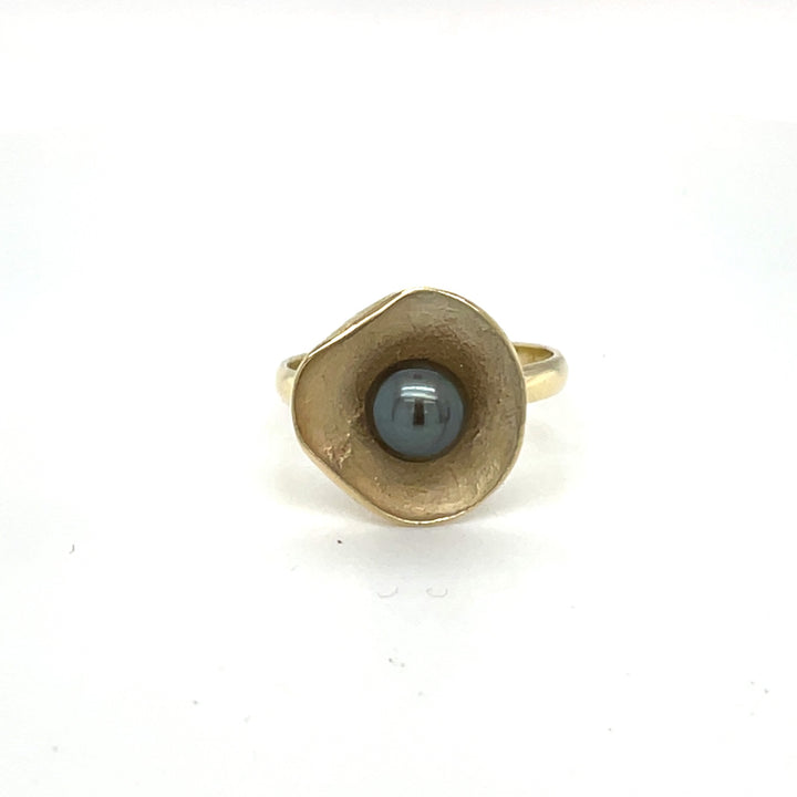 Vooraanzicht van handgemaakte ring van 14 karaat geelgoud met zoetwaterparel zwart, ontworpen en gemaakt door Lianne de Witte in haar atelier in Goes.