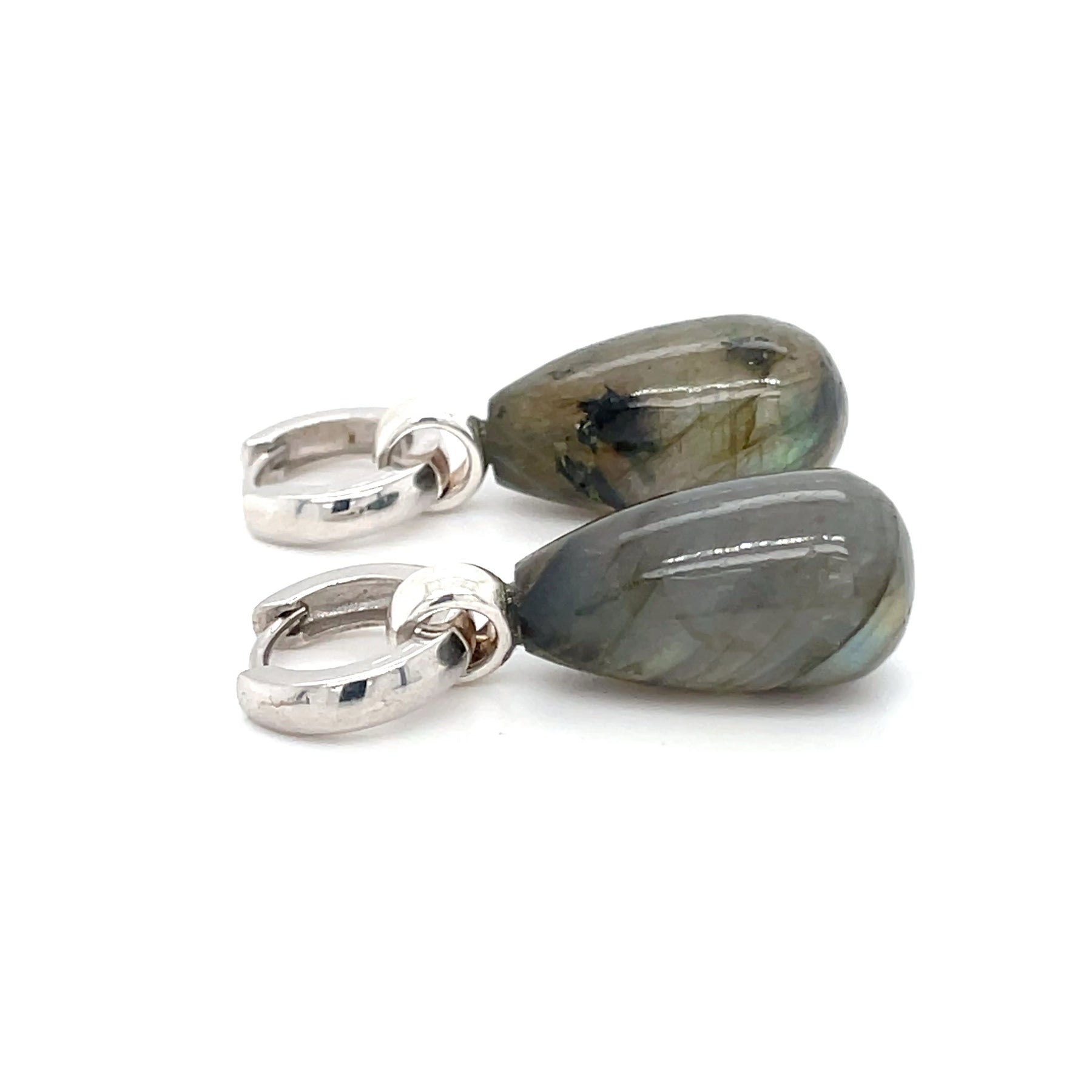 Zijaanzicht labradoriet oorhangers.