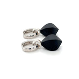 Handgemaakte oorhangers van zilver met zwarte onix, ontworpen en gemaakt door Lianne de Witte in haar atelier in Goes.