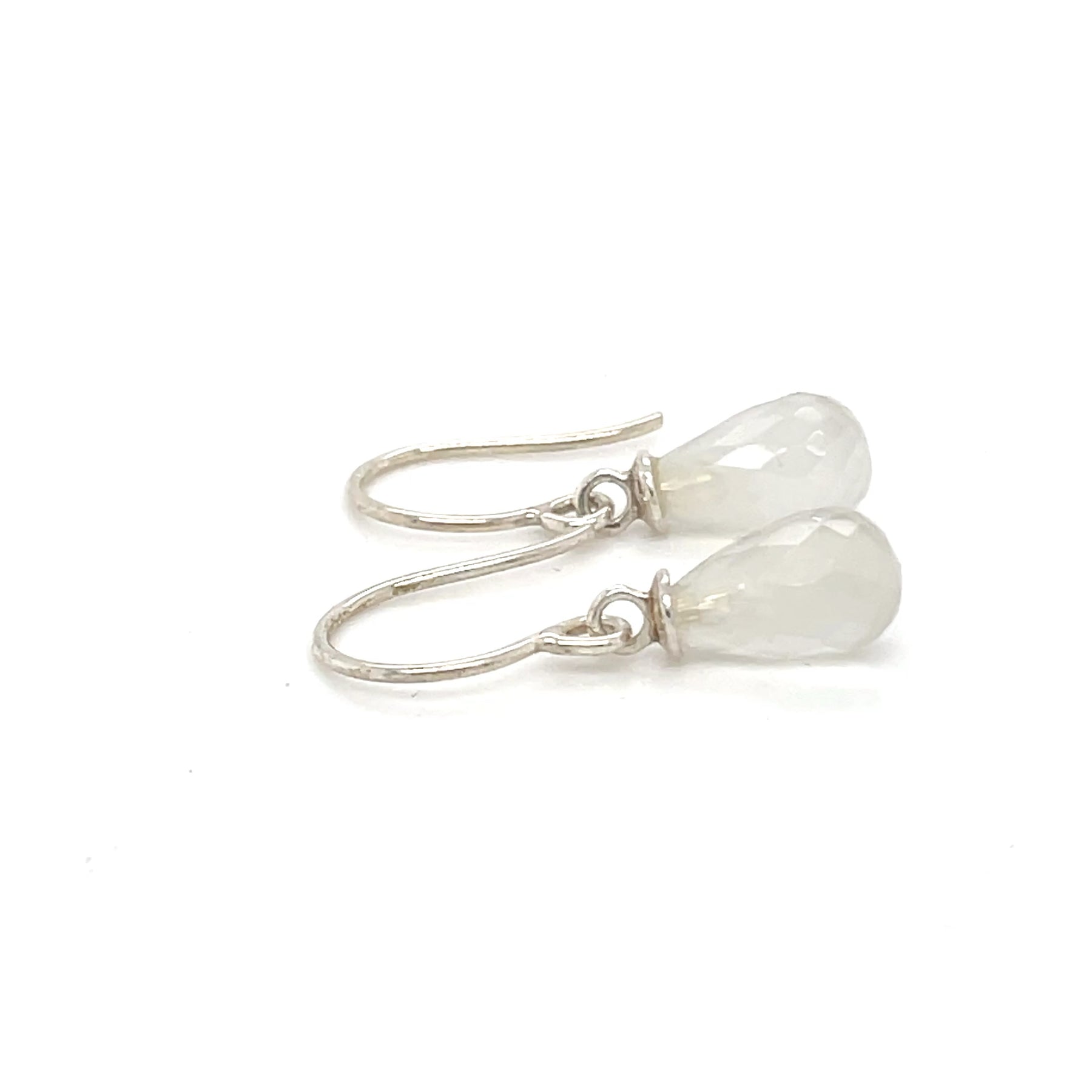 Handgemaakte oorhangers van zilver met maansteen, ontworpen en gemaakt door Lianne de Witte in haar atelier in Goes.