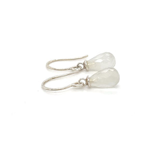 Handgemaakte oorhangers van zilver met maansteen, ontworpen en gemaakt door Lianne de Witte in haar atelier in Goes.