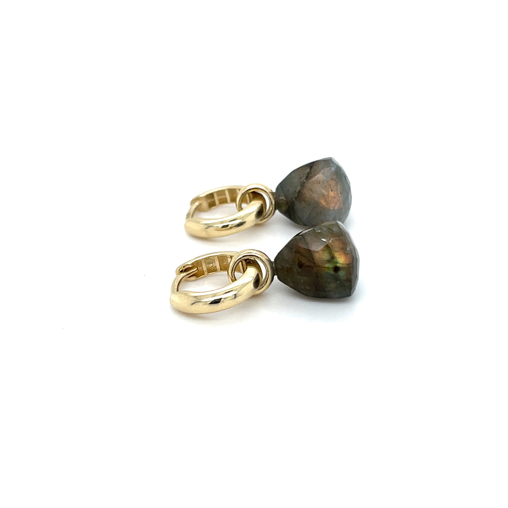 Gouden oorsieraden met labradoriet. Zijaanzicht.