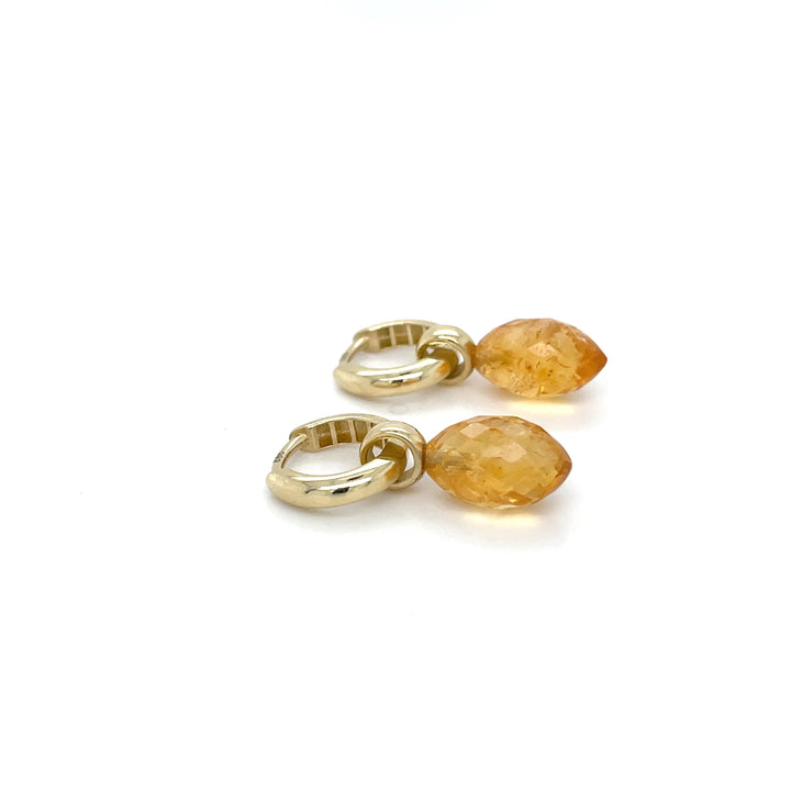 Geelgouden oorringen met citrien in een slanke druppelvorm die subtiel uitloopt in een punt.