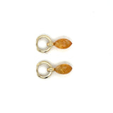 Geelgouden oorringen met citrien in een slanke druppelvorm die subtiel uitloopt in een punt. Bovenaanzicht.