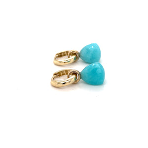 Geelgouden oorringen met Amazoniet in een bijzonder triangle slijpsel. De frisse, turquoise kleur van de steen geeft een speels en zomers accent.