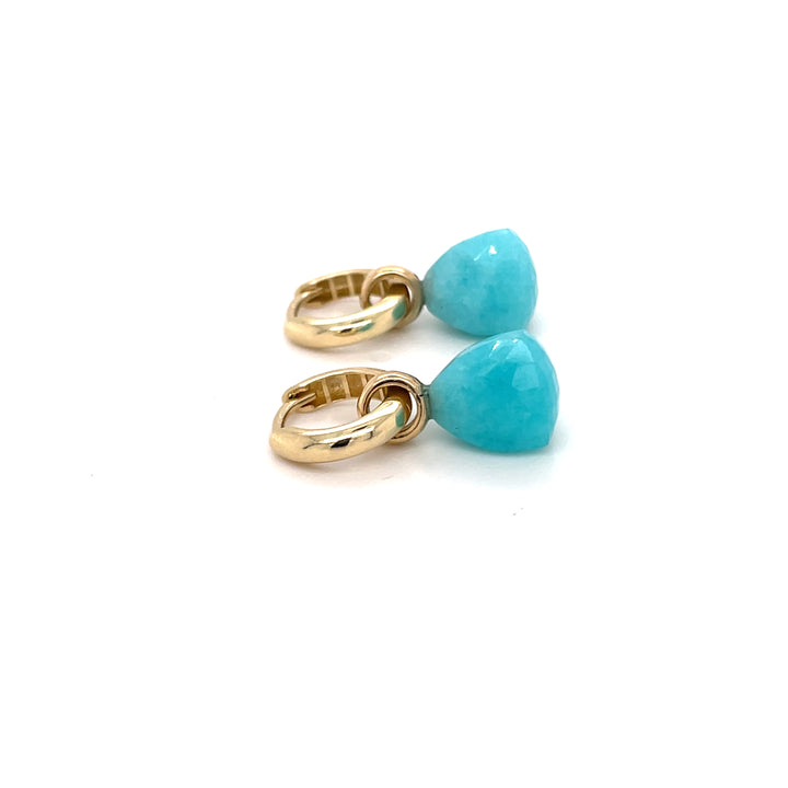 Geelgouden oorringen met Amazoniet in een bijzonder triangle slijpsel. De frisse, turquoise kleur van de steen geeft een speels en zomers accent.