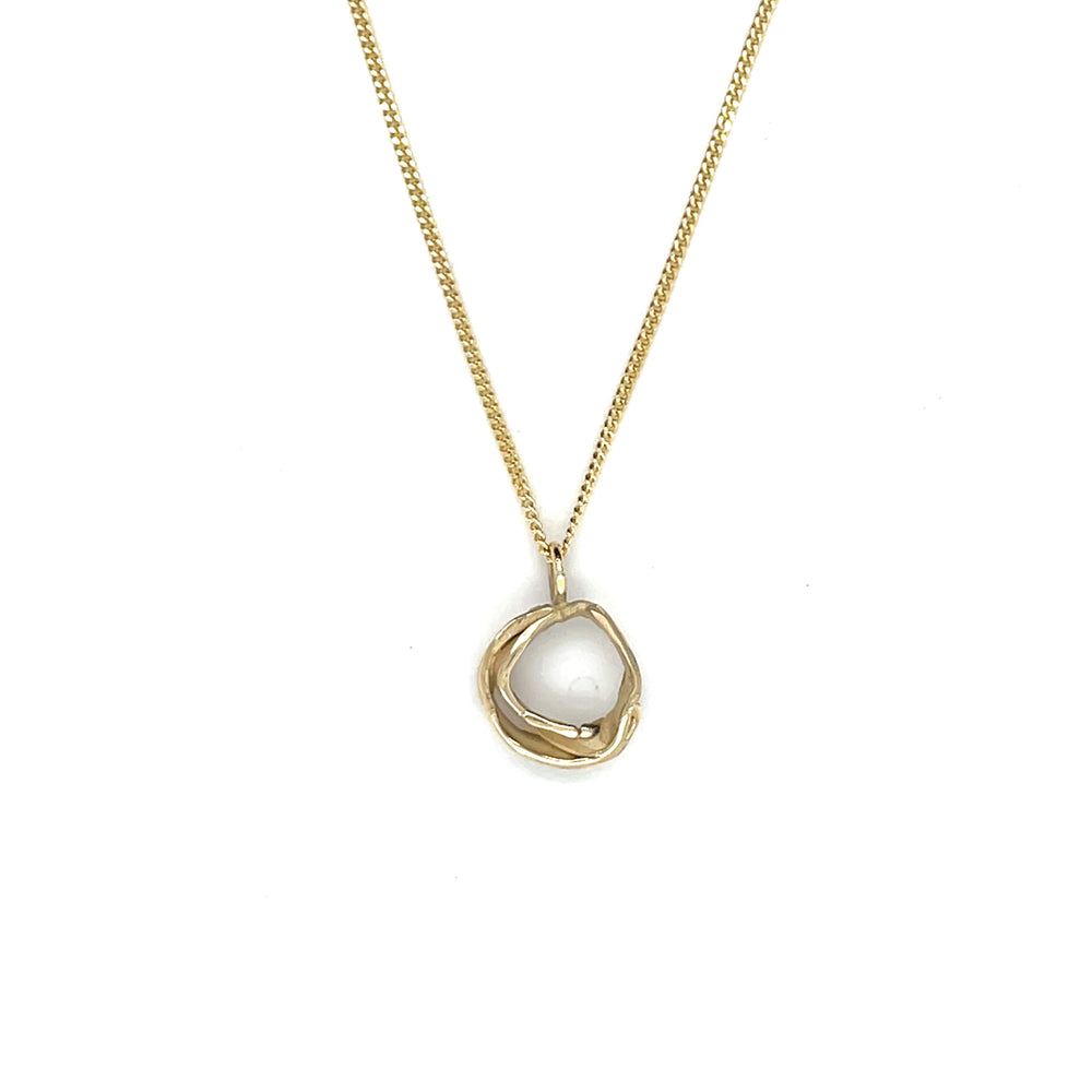 Handgemaakt hangertje van 14 karaat geelgoud, ontworpen en gemaakt door Lianne de Witte in haar atelier in Goes, cirkelvormig.