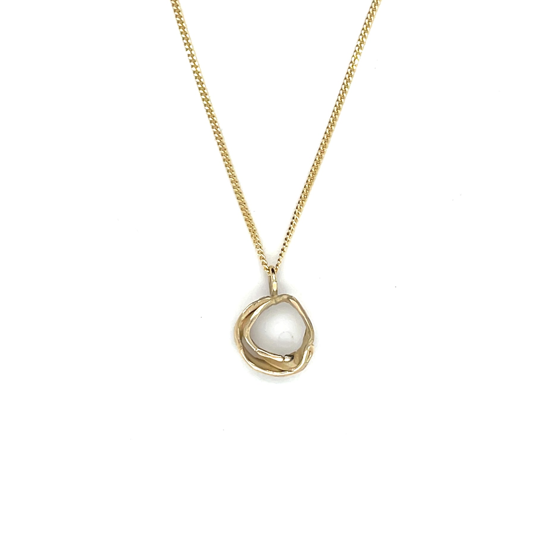 Handgemaakt hangertje van 14 karaat geelgoud, ontworpen en gemaakt door Lianne de Witte in haar atelier in Goes, cirkelvormig.