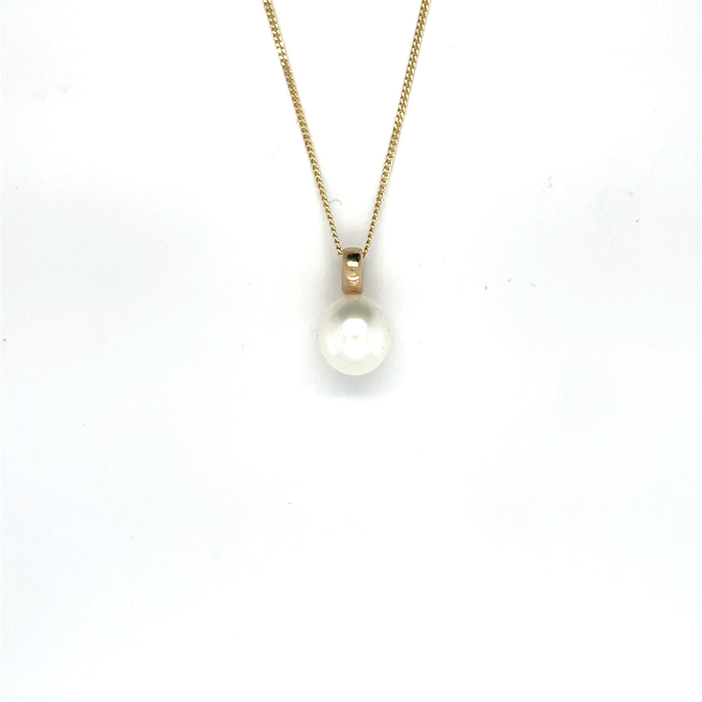 Handgemaakte hanger van 14 karaat geelgoud met zoetwater parel wit, ontworpen en gemaakt door Lianne de Witte in haar atelier in Goes