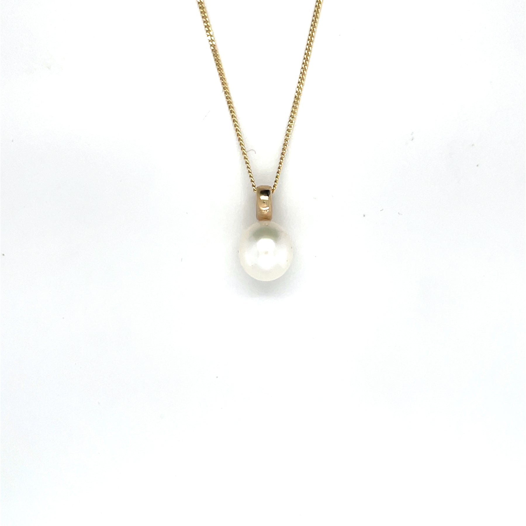 Handgemaakte hanger van 14 karaat geelgoud met zoetwater parel wit, ontworpen en gemaakt door Lianne de Witte in haar atelier in Goes