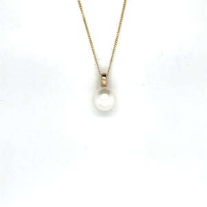 Handgemaakte hanger van 14 karaat geelgoud met zoetwater parel wit, ontworpen en gemaakt door Lianne de Witte in haar atelier in Goes