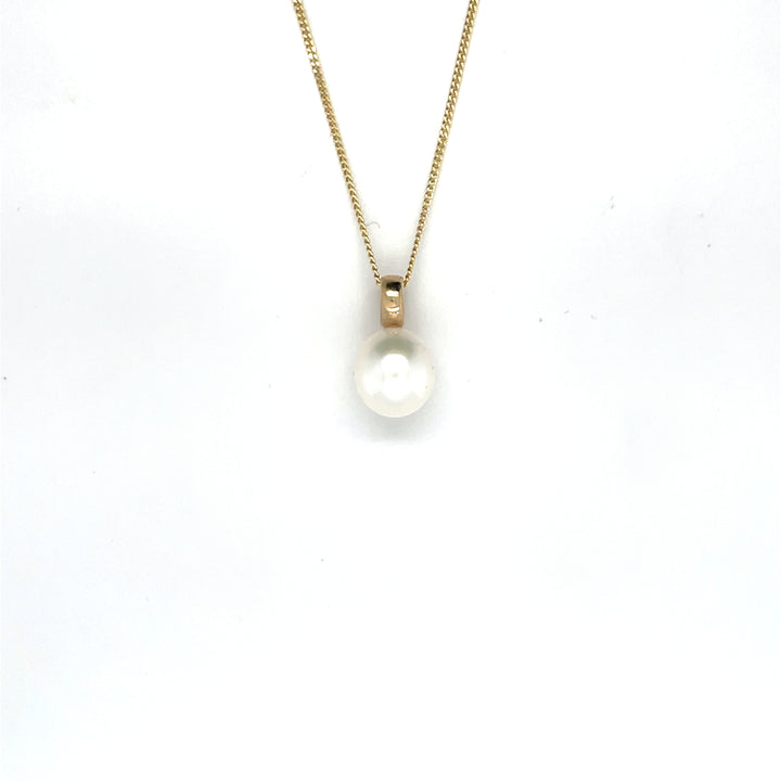 Handgemaakte hanger van 14 karaat geelgoud met zoetwater parel wit, ontworpen en gemaakt door Lianne de Witte in haar atelier in Goes
