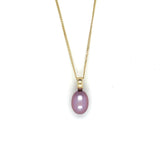 Handgemaakte hanger van 14 karaat geelgoud met zoetwater parel cherry, ontworpen en gemaakt door Lianne de Witte in haar atelier in Goes