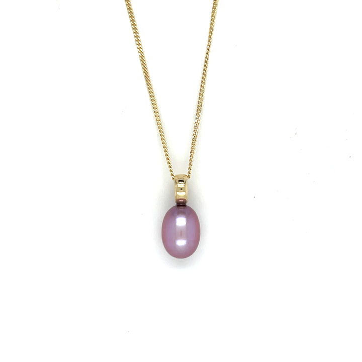 Handgemaakte hanger van 14 karaat geelgoud met zoetwater parel cherry, ontworpen en gemaakt door Lianne de Witte in haar atelier in Goes