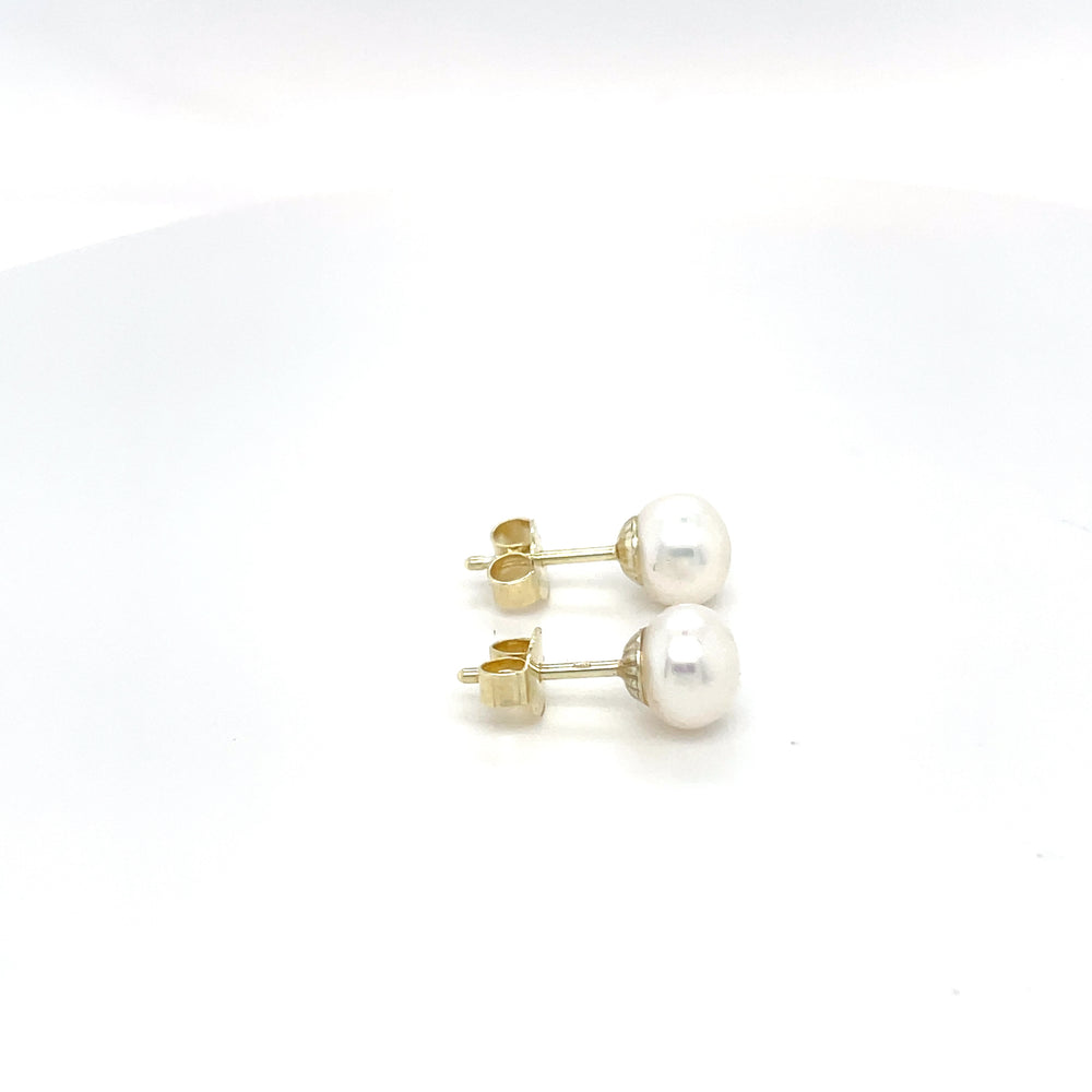 Oorsieraden witte parel met geelgoud, zijaanzicht.