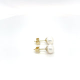 Oorsieraden witte parel met geelgoud, zijaanzicht.