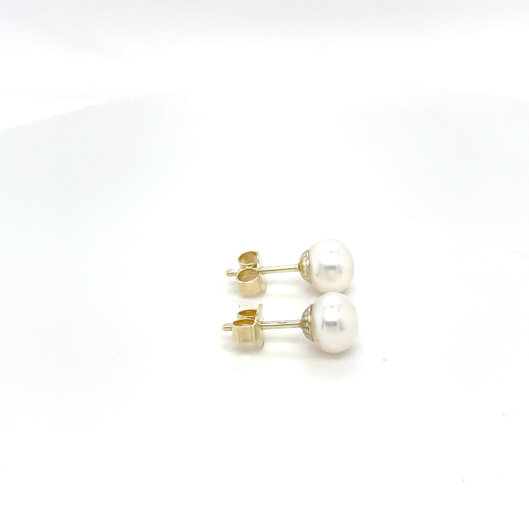 Oorsieraden witte parel met geelgoud, zijaanzicht.