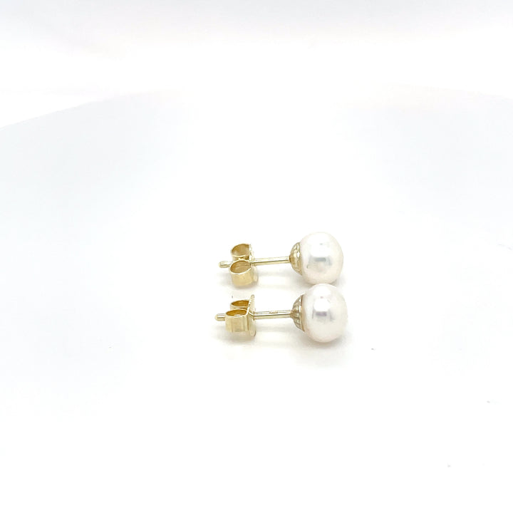 Oorsieraden witte parel met geelgoud, zijaanzicht.