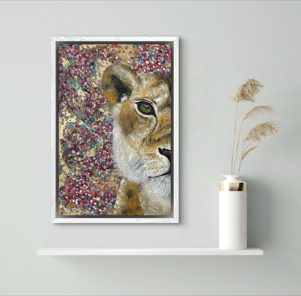 Original - Golden Grace – expressief schilderij van een leeuwin | abstract animal art. Schilderij met een witte lijst.