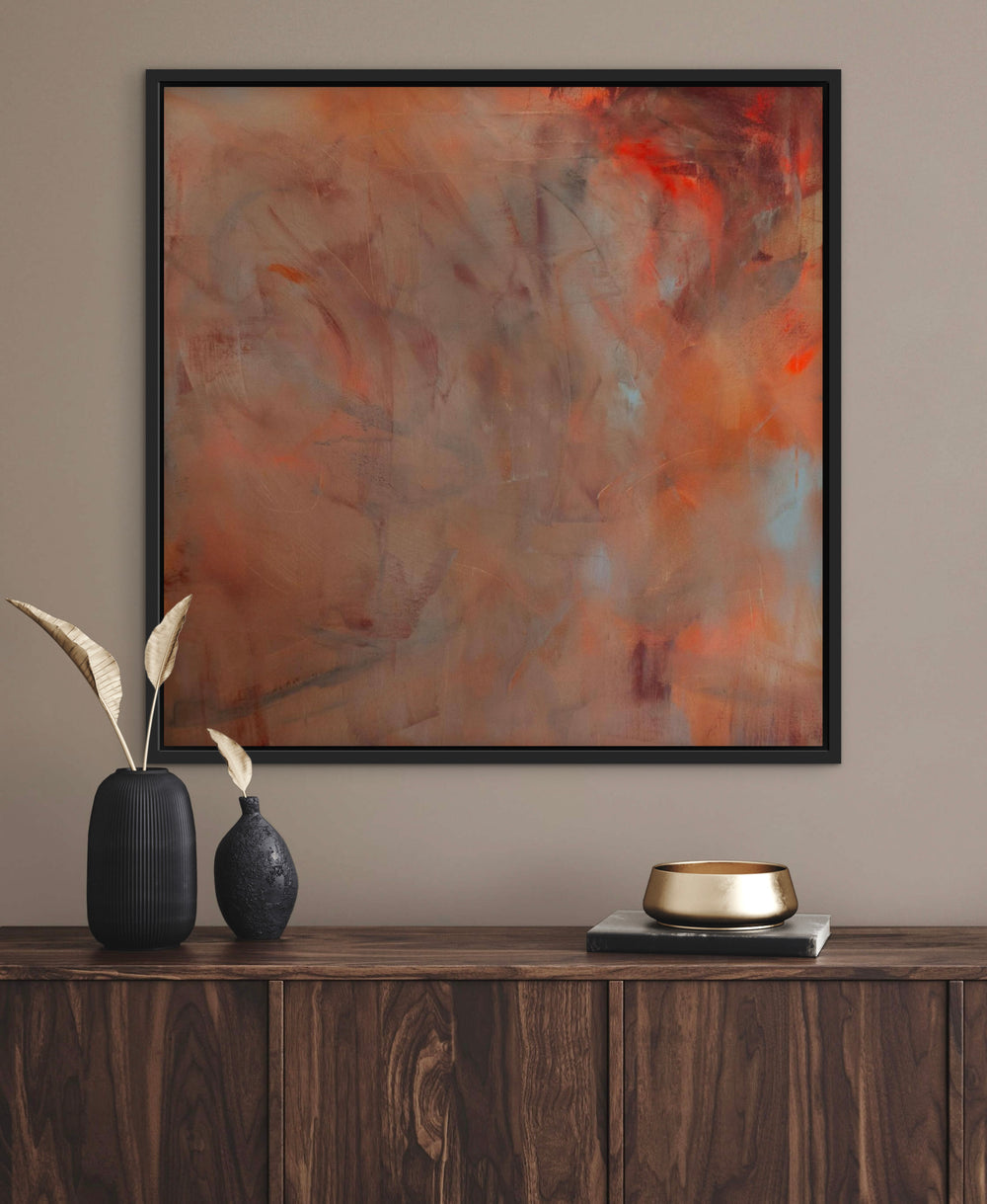 Autumn Light – canvas print van modern abstract schilderij met herfstkleuren met zwarte lijst in klassiek interieur. 