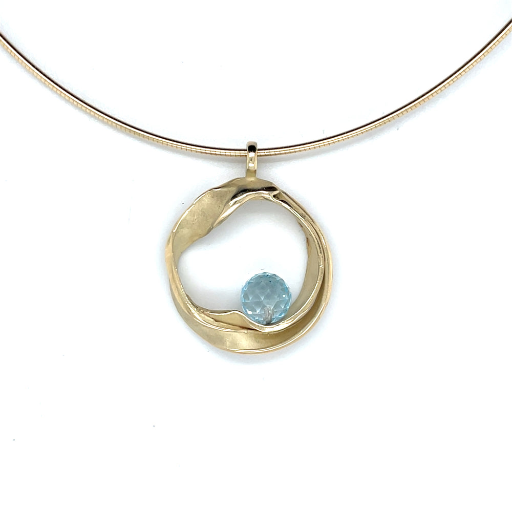 Handgemaakte geelgouden hanger met topaas, ontworpen en gemaakt door Lianne de Witte in haar atelier in Goes.