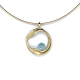 Handgemaakte geelgouden hanger met topaas, ontworpen en gemaakt door Lianne de Witte in haar atelier in Goes.