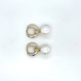 Bovenaanzicht van handgemaakte oorsieraden van goud met witte parel, ontworpen en gemaakt door Lianne de Witte in haar atelier in Goes