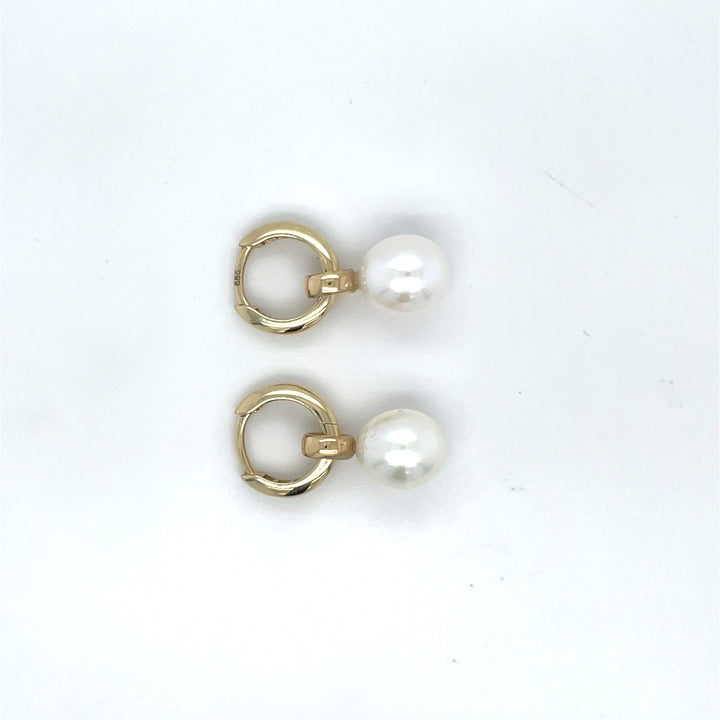 Bovenaanzicht van handgemaakte oorsieraden van goud met witte parel, ontworpen en gemaakt door Lianne de Witte in haar atelier in Goes