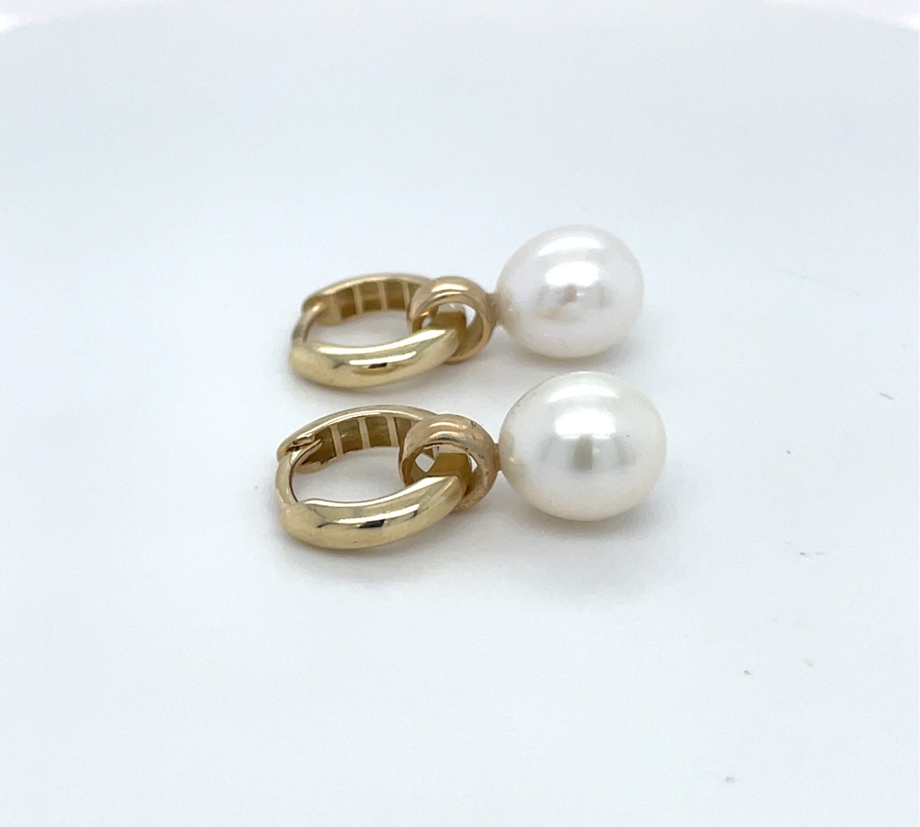 Gouden oorsieraden met witte parel