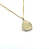 Close up van handgemaakte kleine hanger van 14 karaat geelgoud, ontworpen en gemaakt door Lianne de Witte in haar atelier in Goes