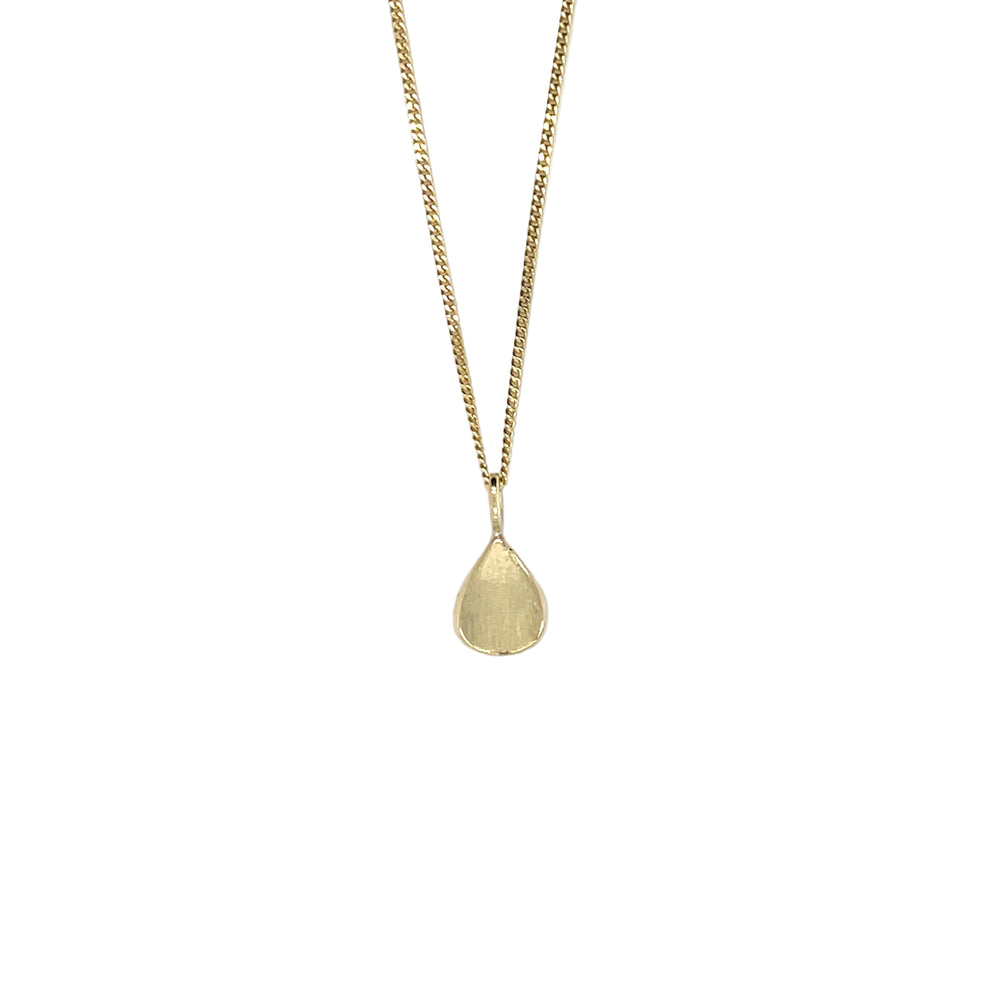 Close up van een handgemaakte kleine hanger van 14 karaat geelgoud, ontworpen en gemaakt door Lianne de Witte in haar atelier in Goes