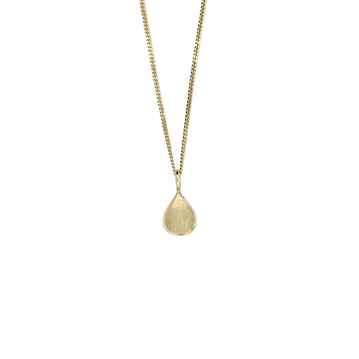 Close up van een handgemaakte kleine hanger van 14 karaat geelgoud, ontworpen en gemaakt door Lianne de Witte in haar atelier in Goes